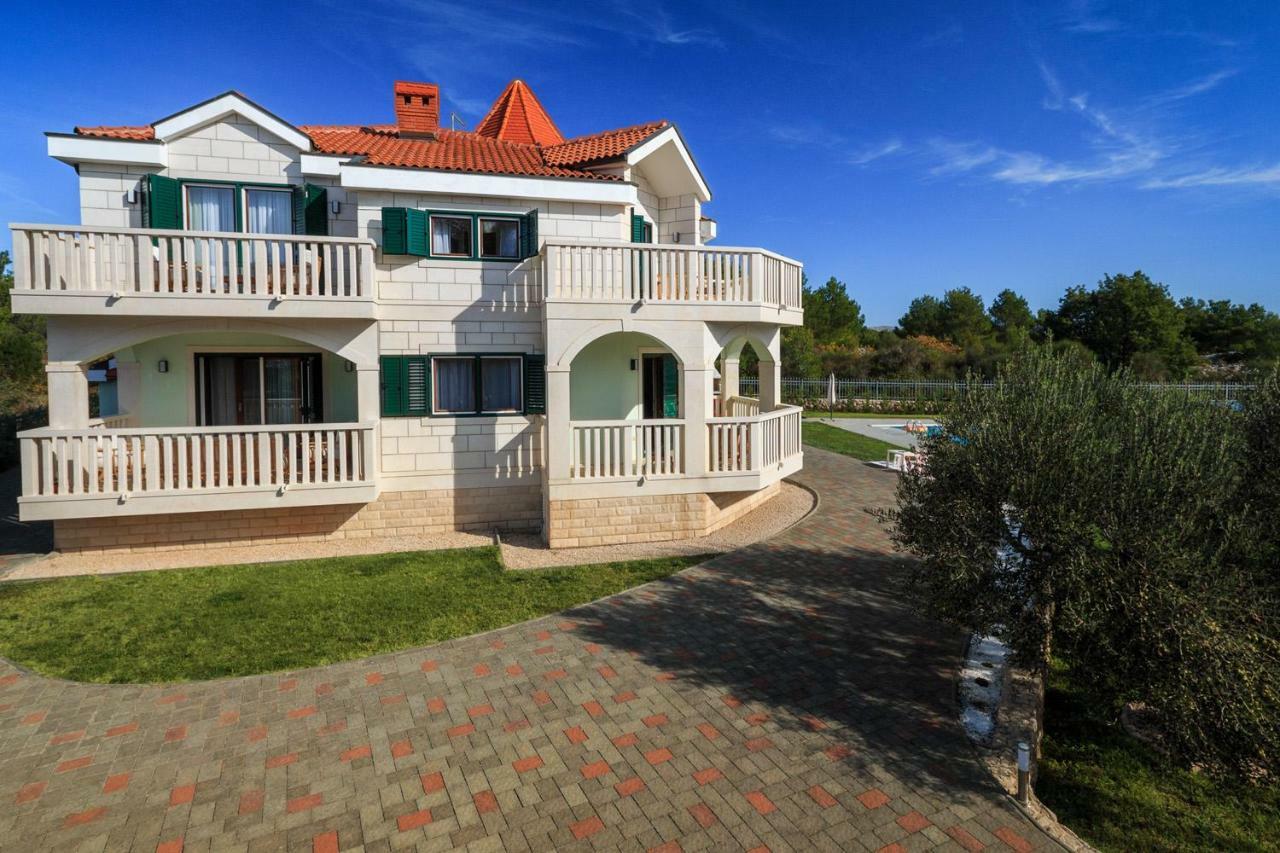 Villa Dream Srima Bagian luar foto